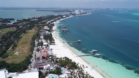 Luftaufnahme-über-Der-Ferienzone-Von-Cancun,-Golf-Von-Mexiko