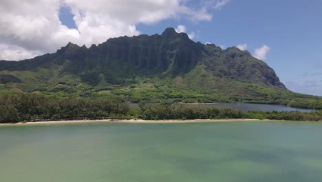 Die-Steinige-Sandküste-In-Hawaii-Lädt-Zum-Entspannen-Am-Ruhigen-Und-Einladenden-Türkisfarbenen-Meer-Ein