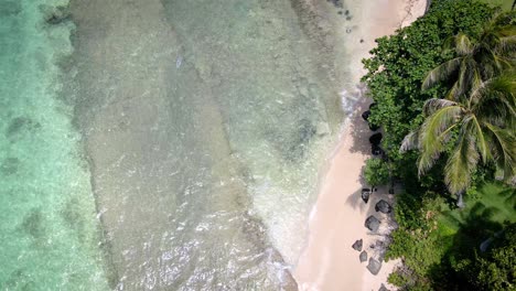 Der-Steinsandstrand-In-Hawaii-Wird-Zu-Einer-Oase-Der-Ruhe-Neben-Dem-Türkis-Schimmernden-Meer