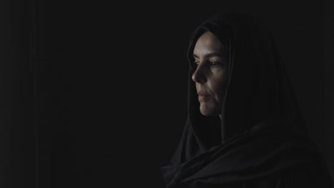 Una-Mujer-Musulmana-Sombría-En-La-Depresión-De-La-Oscuridad.