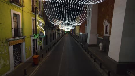 Drohnenaufnahmen-Der-Weihnachtsbeleuchtung-Und--dekoration-In-Den-Straßen-Der-Kolonialstadt-Puebla