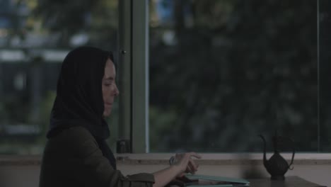 Eine-Muslimische-Frau-Arbeitet-Rund-Um-Die-Uhr,-Um-Eine-Online-Ausbildung-Zu-Erhalten-Oder-Aus-Der-Ferne-Zu-Arbeiten