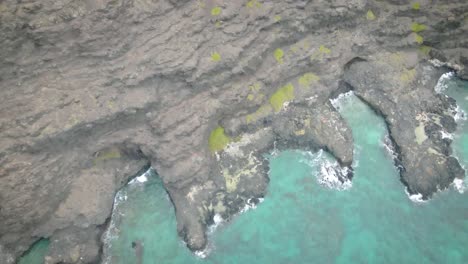 Vista-Panorámica-De-Rocas-De-Lava-En-La-Costa-De-Hawai