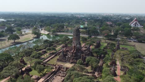 Uno-De-Los-Templos-Asombrosos-De-La-Antigua-Ciudad-De-Ayutthaya