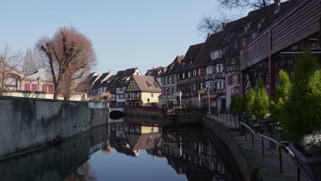 Statische-Aufnahme-Von-Fachwerkhäusern-Und-Dem-Fluss-La-Lauch,-Mittelalterliche-Stadt,-Nordfrankreich