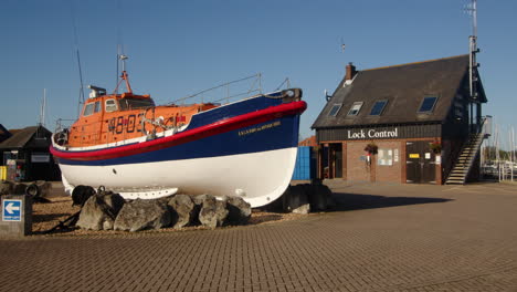 wide-shot-of-an-RNLI-lifeboat-set-in-a-roundabout-at-Hythe-Marina