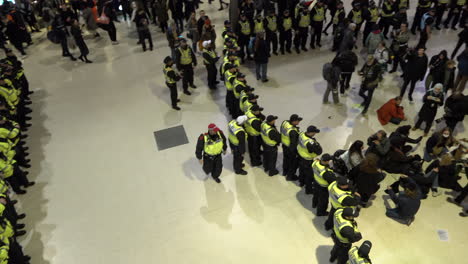 Metropolitan-and-British-Transport-Police-officers-in-cordon-lines-move-forwards-and-prepare-to-make-arrests-at-a-pro-Palestine-sit-down-protest-in-Waterloo-train-station