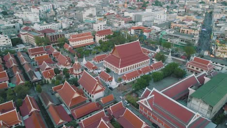 Imágenes-De-Drones-Del-Templo-Budista-Wat-Chana-Songkhram-En-Bangkok,-Tailandia