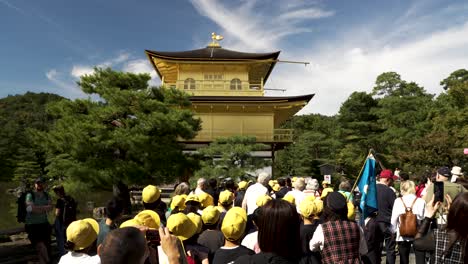 Escenas-De-Hacinamiento-Con-Escolares-Que-Visitan-El-Templo-Kinkakuji-En-Kyoto