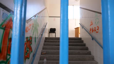 Innenraum-Eines-Verlassenen-Hauses-In-Gaza,-Stuhl-Oben-Auf-Der-Treppe