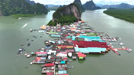 Luftaufnahme-Der-Schwimmenden-Stadt-In-Der-Nähe-Der-Insel-Panyee-In-Phang-Nga,-Thailand