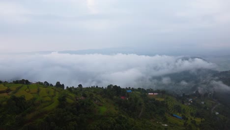 Luftüberflug-über-Tropische-Hügel-Mit-Häusern-In-Einem-Vorort-Von-Pokhara-In-Nepal---Fliegende-Wolken-Am-Himmel