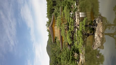 Kinkakuji-Tempel-An-Einem-Klaren,-Sonnigen-Tag.-Vertikales-Video