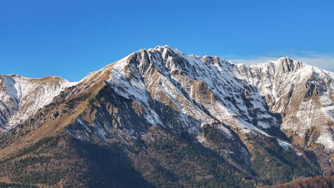 Vista-Aérea-De-Los-Alpes-Orobie-Con-Nieve-En-Un-Día-Soleado