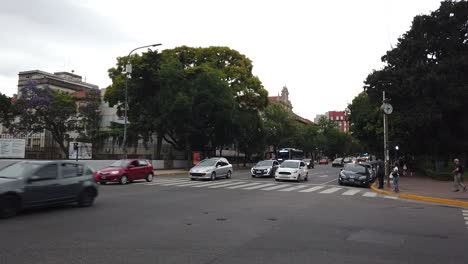Busse-Und-Autos-Fahren-Auf-Der-Ganoa-Avenue-In-Caballito,-Buenos-Aires,-Argentinien,-Stadtpark,-Irland,-öffentliche-Verkehrsmittel