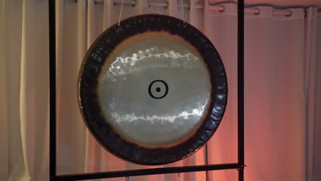 Kupfer-Gong-Musikinstrument,-Das-An-Einem-Rahmen-Im-Meditationsraum-Hängt