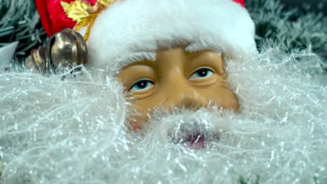 Weihnachts-Weihnachtsmann-Spielzeug-Mit-Rotem-Hut-Und-Glöckchen,-Großer-Weißer-Bart,-Weihnachtsdekoration,-Traditionelle-Feiertagsgeschenke,-Neujahrsdekoration,-Glänzendes,-Farbenfrohes-Setup,-Kreative-Nahaufnahme,-4K-Video