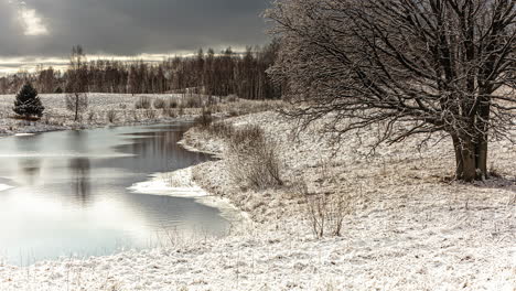 Ein-Fluss,-Der-Durch-Die-Bäume-In-Einer-Schneebedeckten-Winterlandschaft-Fließt