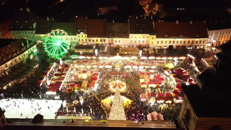 Übersicht-über-Den-Weihnachtsmarkt,-Drohnenaufnahme-Mit-Festlichen-Lichtern-–-Sibiu,-Rumänien