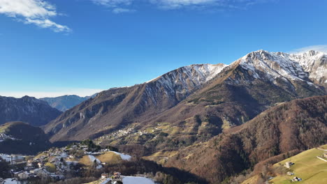 Vista-De-Drones-De-Los-Alpes-Orobie-Con-Nieve-En-Un-Día-Soleado