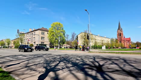 Straße-Der-Stadt-Jelgava-Mit-Wohngebäuden-Und-Kirche,-Zeitrafferansicht