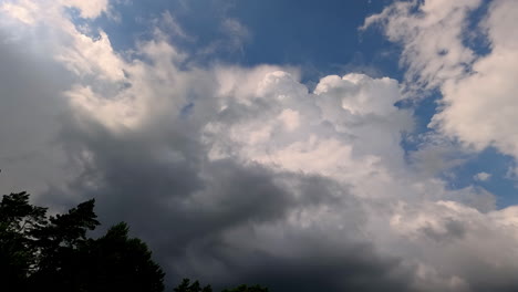 Stürmische-Wolken-Strömen-Oben,-Blick-Von-Unten
