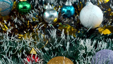 Weihnachtsdekoration,-Bunte-Ornamente,-Blau-grün-weißgoldene-Farben,-Neujahrsdekoration,-Glänzende-Lichter,-Filmische-Nahaufnahme,-4K-Video-Mit-Neigung-Nach-Unten