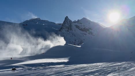 Eine-Skipiste-Wird-Bei-Schönstem-Sonnenschein-Präpariert,-Österreichs-Hintertuxer-Gletscher