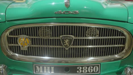 Motorwagen-Peugeot-403-Im-Oldtimermuseum-Ausgestellt