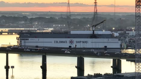 Colonnas-Werft-Am-Elizabeth-River-In-Norfolk,-Virginia