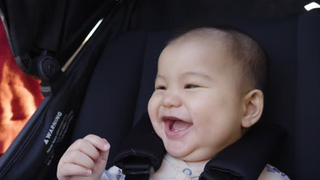 Bebé-Asiático-De-Raza-Mixta-Sonriente-Riendo,-Feliz-Y-Alegre-En-El-Cochecito