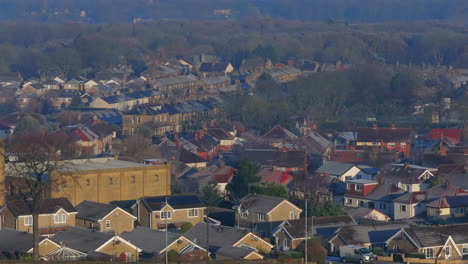 Aufnahme-Einer-Luftdrohnenaufnahme-Des-Dorfes-Calverley-Mit-Blick-über-Das-Tal-Auf-Lange-Linse-Im-Winter,-7-fach