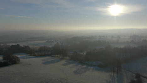 Die-Einrichtung-Einer-Luftdrohne-Schoss-Im-Winter-An-Einem-Frostigen-Morgen-In-Großbritannien-über-Felder-Und-Bäume