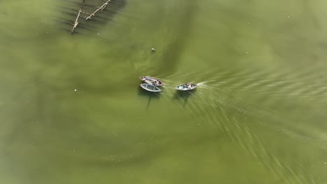 Drohnenansicht:-Ein-Holzboot-Zieht-Ein-Anderes-Auf-Dem-Fluss-Quan-Tuong,-Stadt-Nha-Trang,-Provinz-Khanh-Hoa,-Zentralvietnam