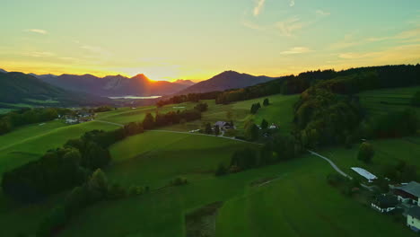 Luftaufnahme-Der-Wunderschönen-Natur,-Haus-In-Den-Bergen-Bei-Sonnenaufgang