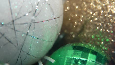 Weihnachtsdekoration,-Bunte-Kristallornamente-Aus-Goldenen,-Weißen-Und-Grünen-Kugeln,-Neujahrsdekoration,-Glänzende-Lichter,-Filmisches-Nahaufnahme-Makro-Mit-Nach-Unten-Geneigtem-4K-Video,-Schöne-Tiefenschärfe,-Bokeh-Beleuchtung
