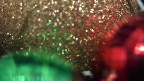 Weihnachtsdekoration,-Bunte-Ornamente,-Goldene-Partikelkugel,-Neujahrsdekoration,-Glänzende-Lichter,-Filmisches-Nahaufnahme-Makro,-4K-Video-Mit-Neigung-Nach-Oben,-Schöne-Schärfentiefe,-Bokeh-Beleuchtung