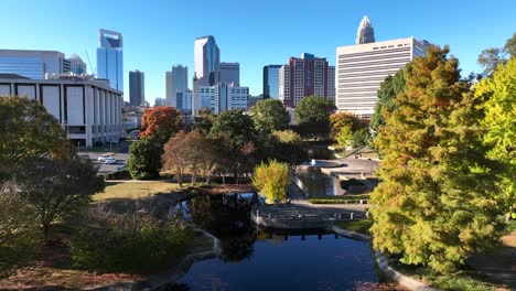 Urban-park-in-downtown-Charlotte,-North-Carolina-during-autumn