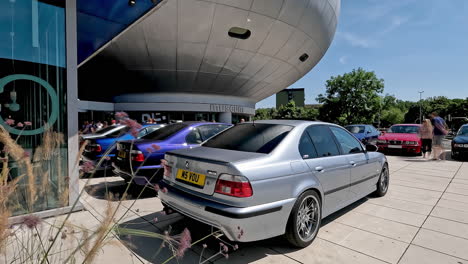 Una-Toma-Secuencial-De-La-Exhibición-De-Automóviles-BMW-En-Su-50-Aniversario-En-El-Museo-De-Alemania