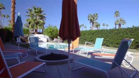 Das-Berühmte-Martini-Haus-In-Palm-Springs,-Kalifornien-–-Aufsteigende-Luftaufnahme-Von-Der-Poolterrasse