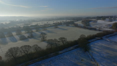 Establecimiento-De-Disparos-Aéreos-Con-Drones-Sobre-Campos-Y-árboles-En-Invierno-En-Una-Mañana-Helada-En-West-Yorkshire,-Reino-Unido