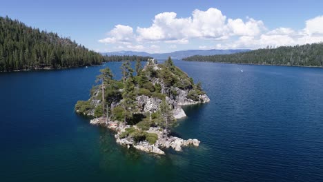 A-4K-drone-shot-of-Fannette-Island,-lying-in-the-middle-of-Emerald-Bay,-a-National-Natural-Landmark-located-along-the-California-side-of-Lake-Tahoe
