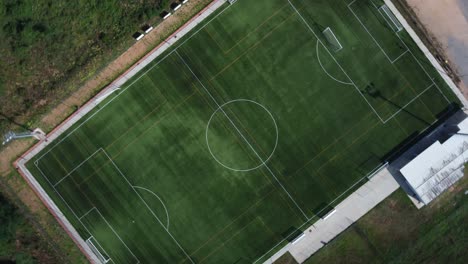 Luftdrohnenaufnahme-Des-Leuchtend-Grünen-Fußballfeldes-In-Gualba,-4k