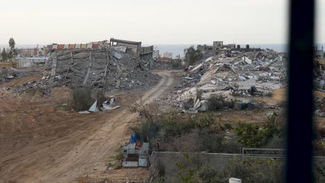 Edificios-Destruidos-En-Gaza,-Vista-A-Través-De-La-Ventana,-Estableciendo-Imágenes-De-Guerra.