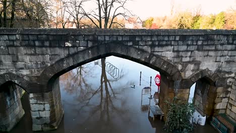 Brücke-In-Der-Nähe-Von-Station-Road-Und-Wellington-Row-überflutet,-York,-Vereinigtes-Königreich