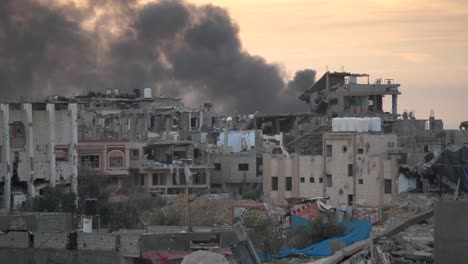 Humo-Denso-Saliendo-De-Edificios-Bombardeados,-Ataque-Aéreo-Bombardeando-Un-Edificio-En-Gaza,-2023