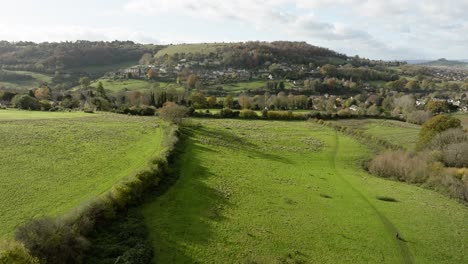 Cotswolds-Herbstlandschaft-Butterrow-Hill-Stroud-England-Ländliche-Vororte-Landschaft-Antenne