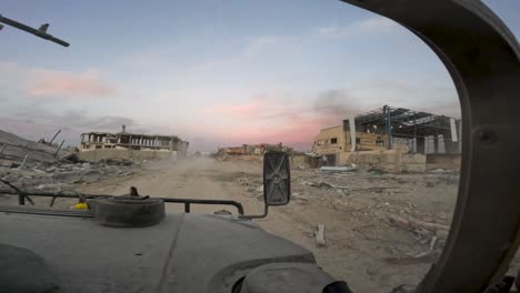 Vehículo-Militar-Conduciendo-Por-La-Calle-De-La-Ciudad-En-Ruinas-De-Gaza,-Después-De-La-Destrucción-De-Edificios-Y-La-Ciudad-Bombardeada,-Guerra-De-Israel-Hamas-2023