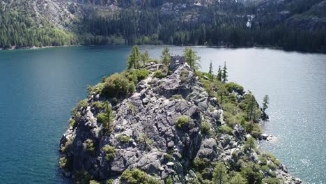 A-4K-drone-shot-of-Fannette-Island,-lying-in-the-middle-of-Emerald-Bay,-a-National-Landmark-on-Lake-Tahoe,-California