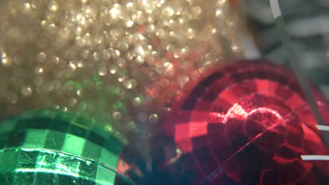 Weihnachtsdekoration,-Bunte-Kristallornamente,-Blau-grün-weißgoldene-Farben,-Neujahrsdekoration,-Glänzende-Lichter,-Filmisches-Nahaufnahme-Makro,-4K-Video-Mit-Neigung-Nach-Oben,-Schöne-Schärfentiefe